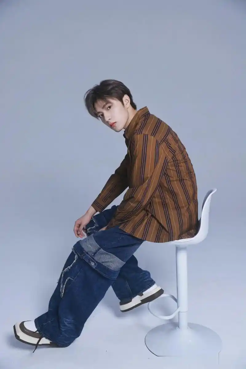 刘耀文主打一个反季节穿搭  刘耀文主打一个反季节穿搭,条纹衬衫 牛仔