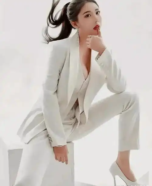 刘太阳:健身圈第一"凶器"身材前凸后翘,充满了欧美范儿.