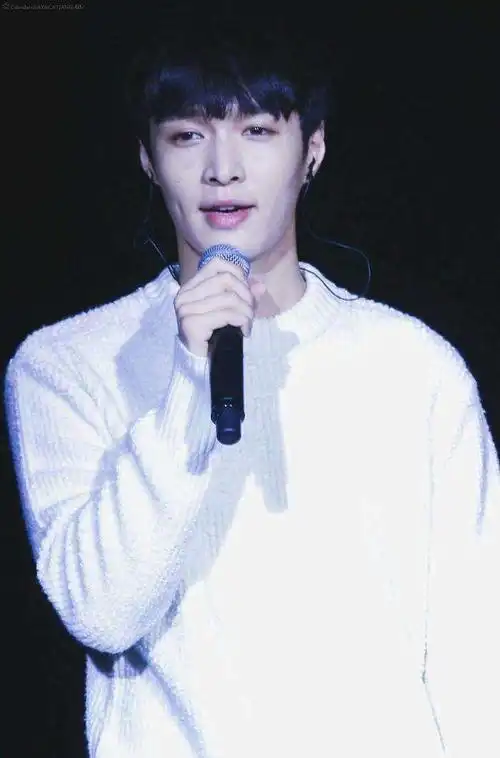 40岁黄晓明撞衫26岁张艺兴,真尴尬 网友:买家秀卖家秀一目