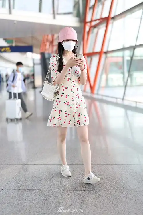 14 11:25:37 1 / 3 新浪娱乐讯 9月13日,宋轶现身北京机场.