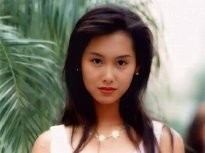 曝最美紫霞朱茵开破旧汽车,住老房子,女神风光不在竟然活成大妈