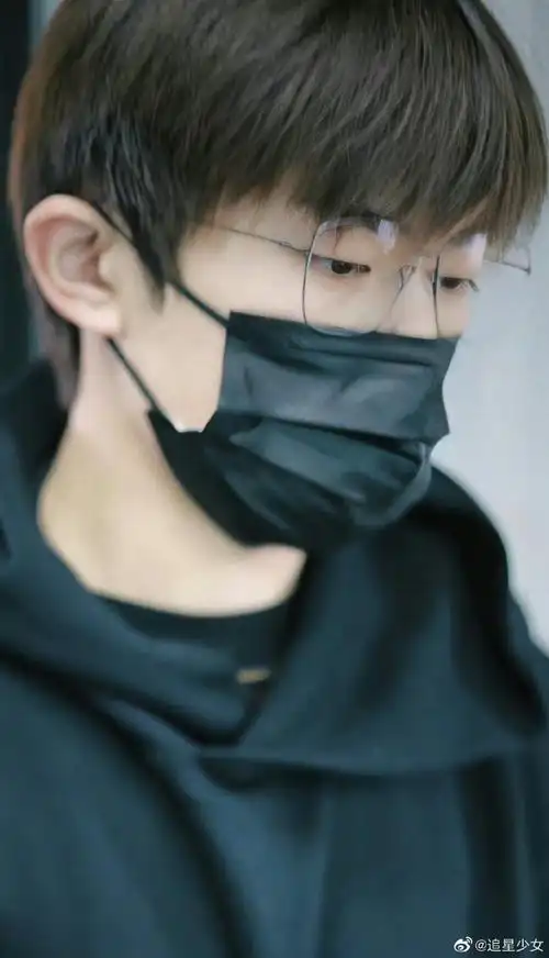 易烊千玺戴眼镜机场照