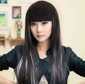 漂染一绺粉色头发造型 黑色挑染一缕粉色发型