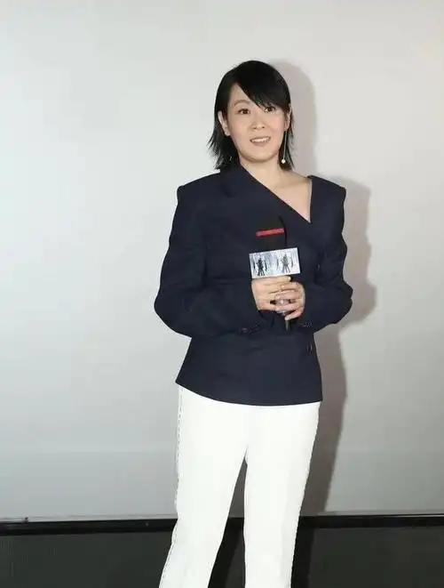 刘若英也老了西装穿出水桶腰踩20cm高跟比例依旧不佳