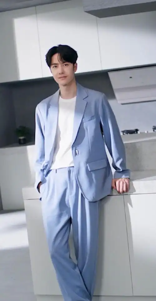 伸手##王一博手势似曾相识#王一博最新短片发布,片中他身穿浅蓝色西装