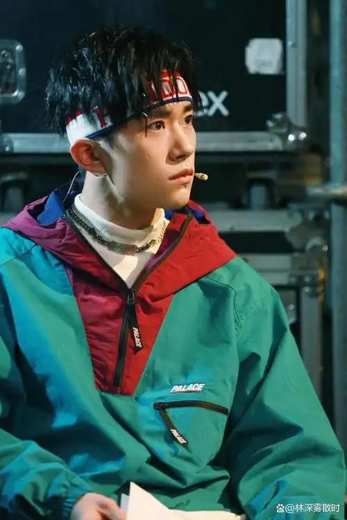 易烊千玺年少成名,以组合的形式跟另外两位一起2013年出道,刚出道时