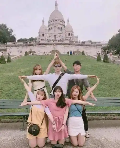 班级,团队在这些大家庭中我们也会拥有一些合照简单的小造型让团队