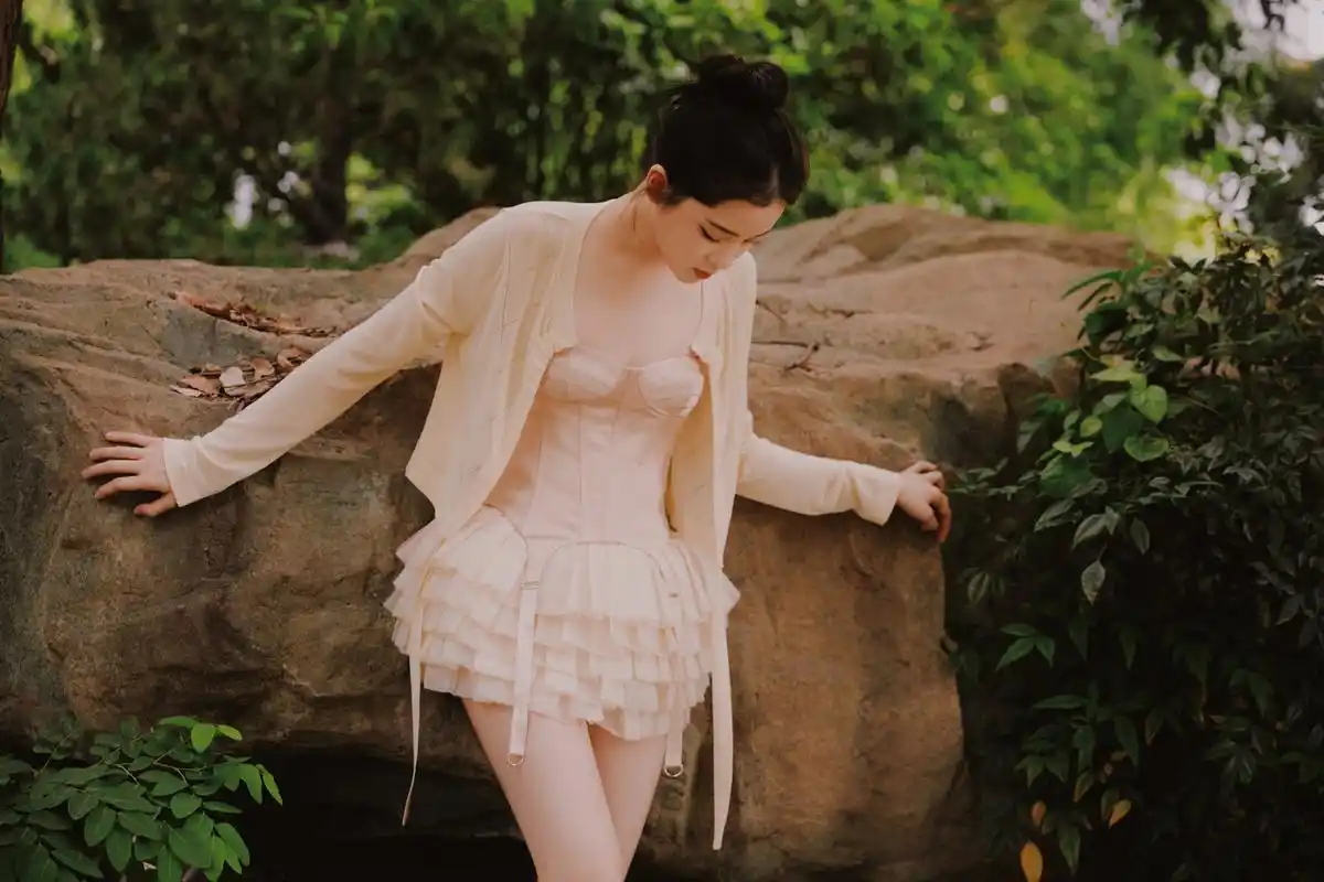 欧阳娜娜森林公主青春活力,盘发造型乖巧甜美,穿芭蕾裙轻盈优美