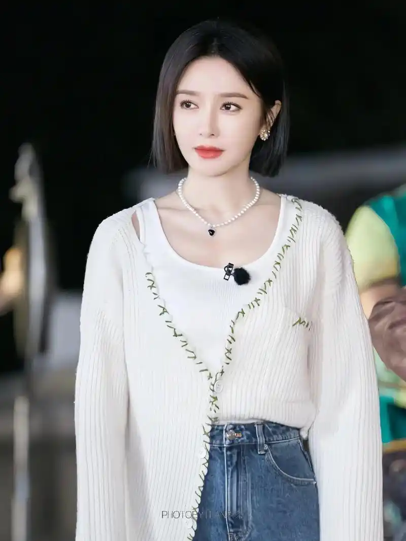 剪短发的秦岚青春气息十足,活力满满,就像一个20 几岁的少女 - 抖音