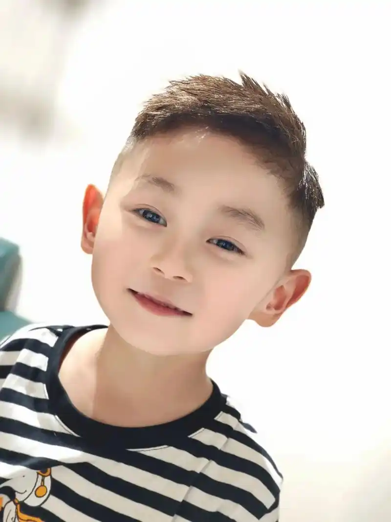 逗比的小男孩90#我家的小暖男正在渐渐长大 #小男孩发型 - 抖音