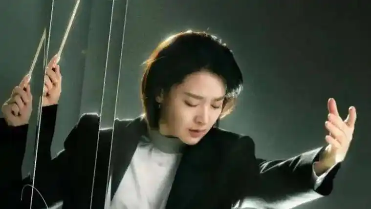 大指挥家的李英爱,留着短发,穿得西装革履,为何这么飒?