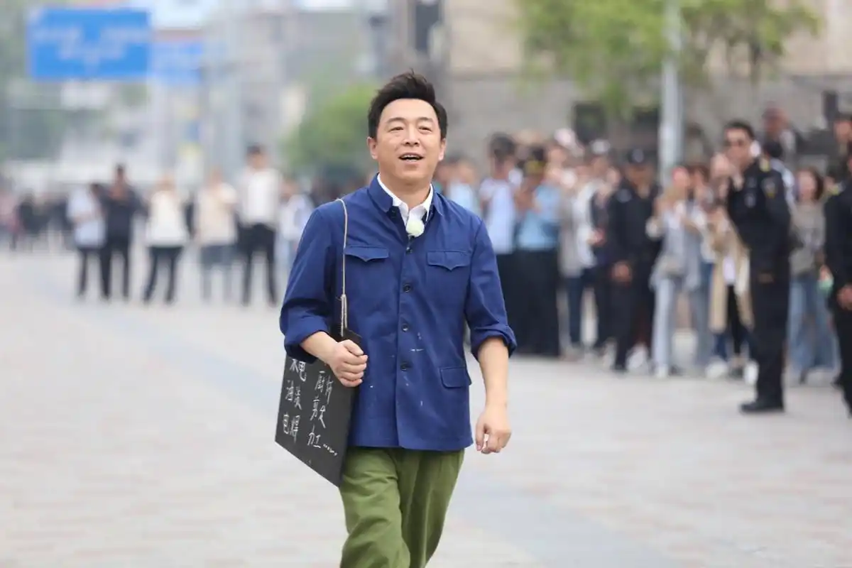 上半身帅气,下半身搞笑的男人,非黄渤大哥莫属了!