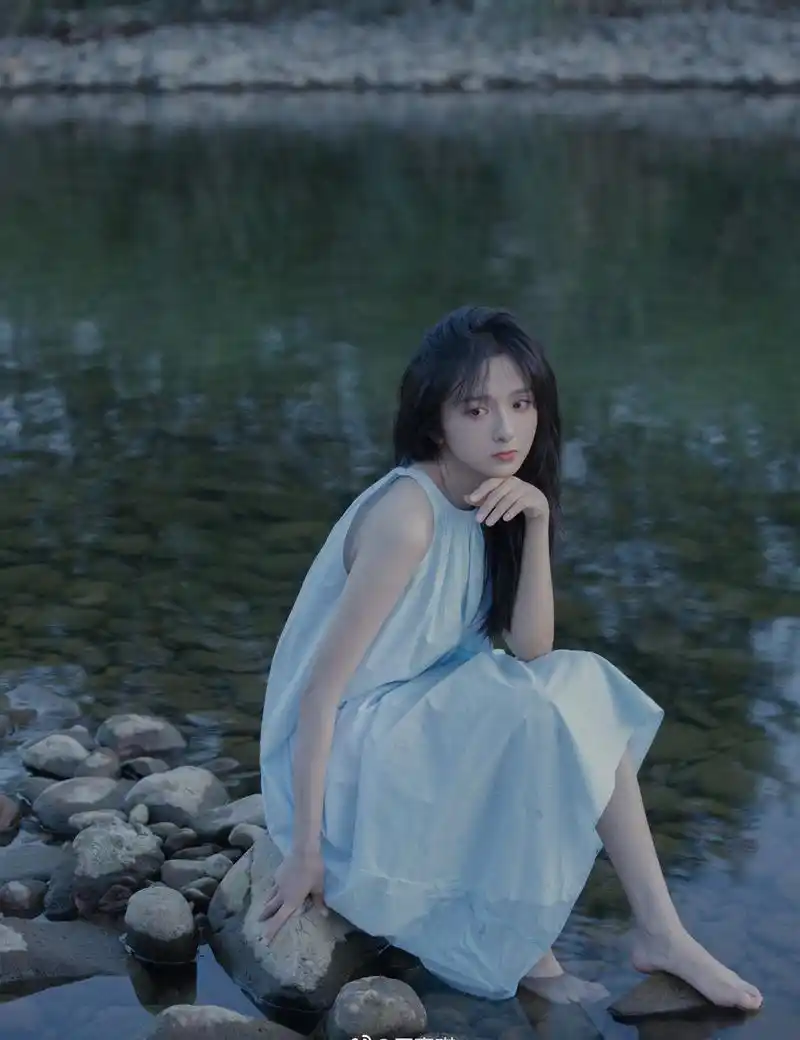 厉嘉琪白色连衣裙水边写真