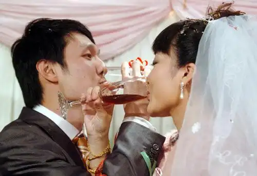 图文中超国安门神大婚现场深情喝交杯酒
