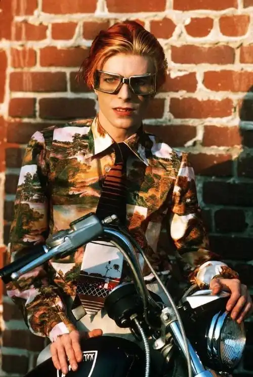 摇滚必修课朋克的精神内核与华丽摇滚的表现形式就是后朋吧