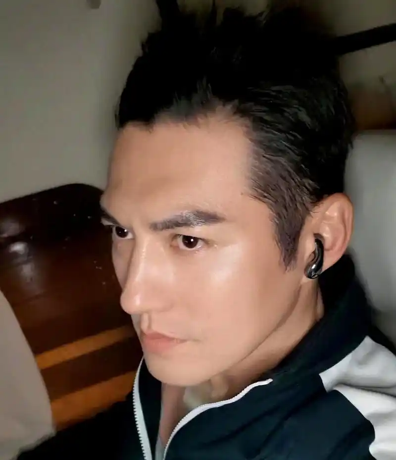 严屹宽的鼻子真的很挺,他真是一位古装美男.