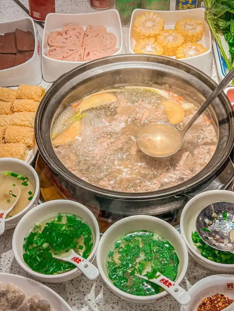 这家火锅店的清汤锅底采用新鲜牛骨 - 抖音