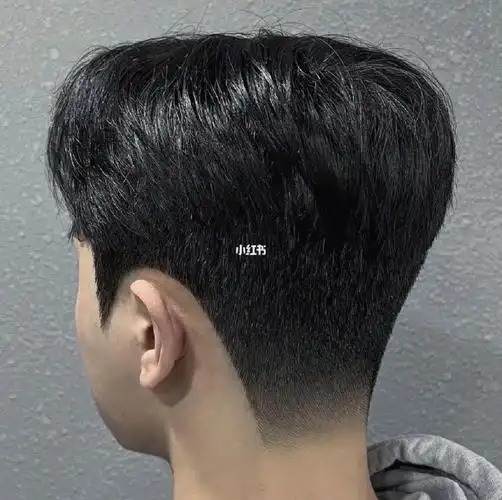 摩根烫精致感满满的韩式发型男生必须安排上保留鬓角长度修剪侧面层次