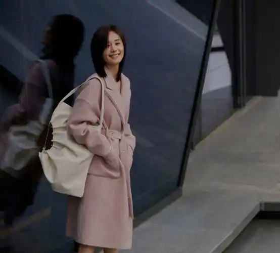 王子文矮个子会穿搭!黑裙贝雷帽一脸红妆,美的真高级_黑色_一身_精灵