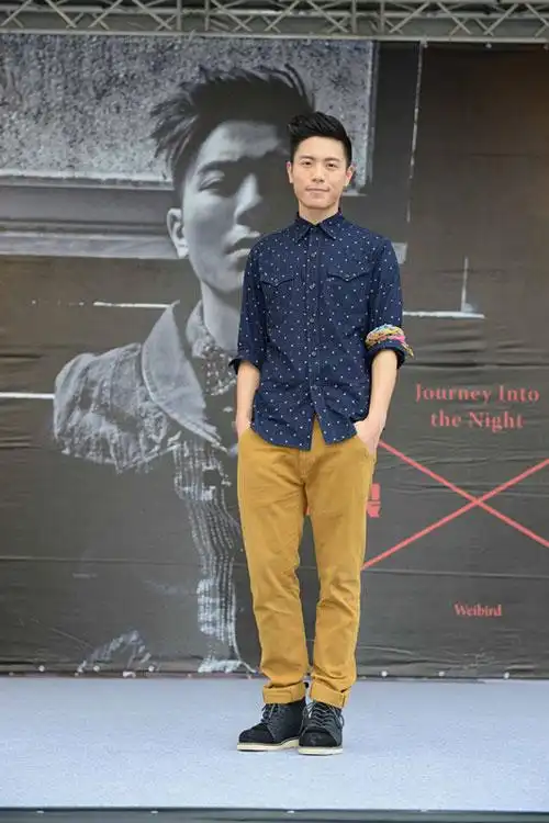 韦礼安新专辑销量称霸 牵"六匹狼"现身签唱