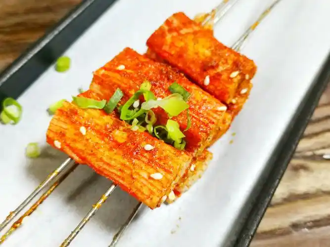 蟹柳下火锅好吃, 烤起来也特别的赞.