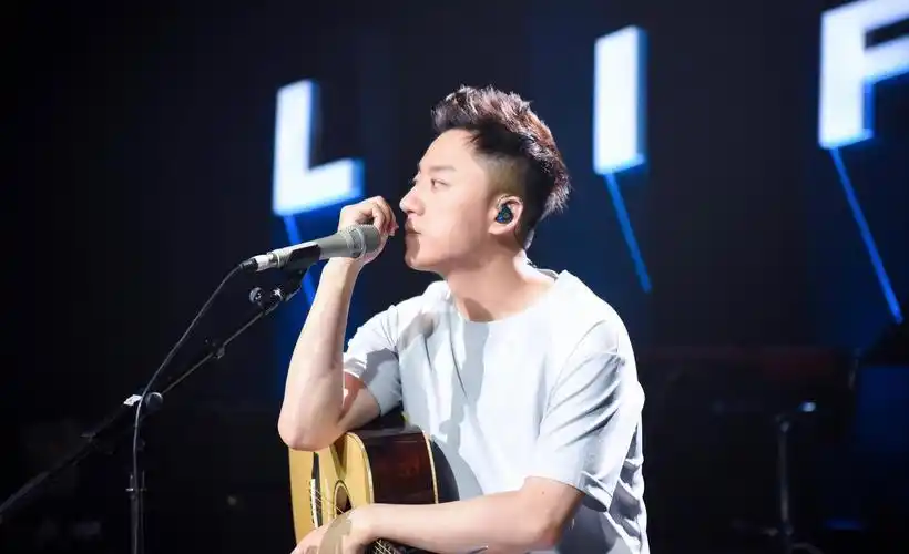 "音乐说书人"张磊用音符串联时间 用歌声追忆年华