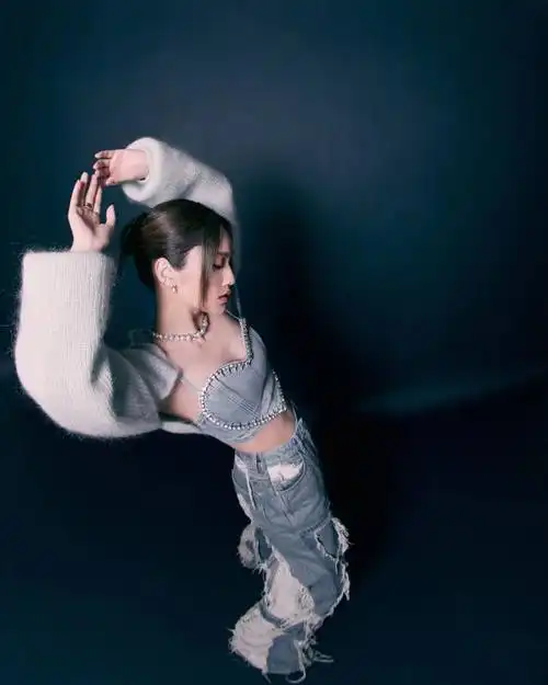 杨丞琳穿心型吊带裙秀香肩纤腰笑容灿烂如少女李荣浩都心动了