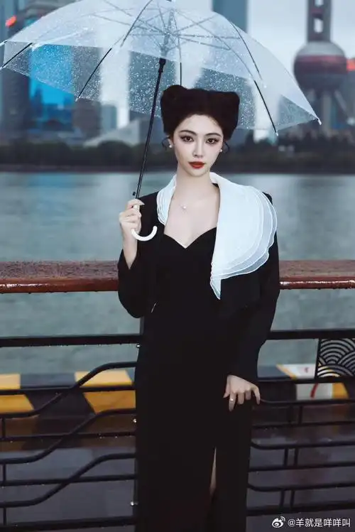 周洁琼许佳琪撑伞