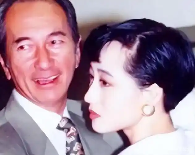 坊间甚至开始传说,利智马上就要嫁给赌王,成为其第五任太太.