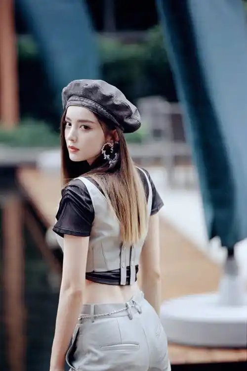 古力娜扎戴贝雷帽 穿皮衣露肚脐眼