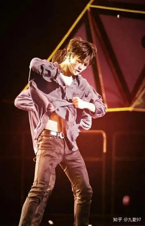 林彦俊长相很高级,第一眼可能不会get到他的颜,但超级耐看!