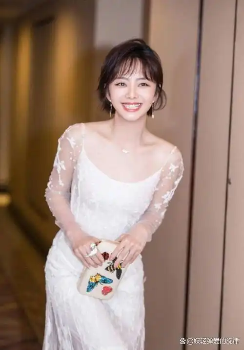 圆脸的女生一定要拒绝中分,显脸大还俗气,这4款发型更适合你