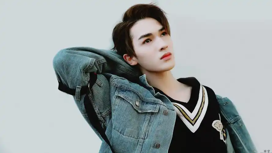 朱正廷帅气1600x900分辨率查看