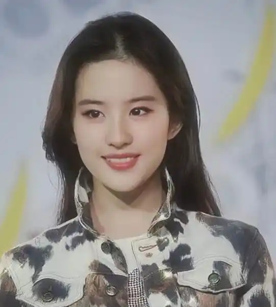 刘亦菲的高颅顶决定了她不管什么发型都好看,哪怕是最可怕的紧贴头皮