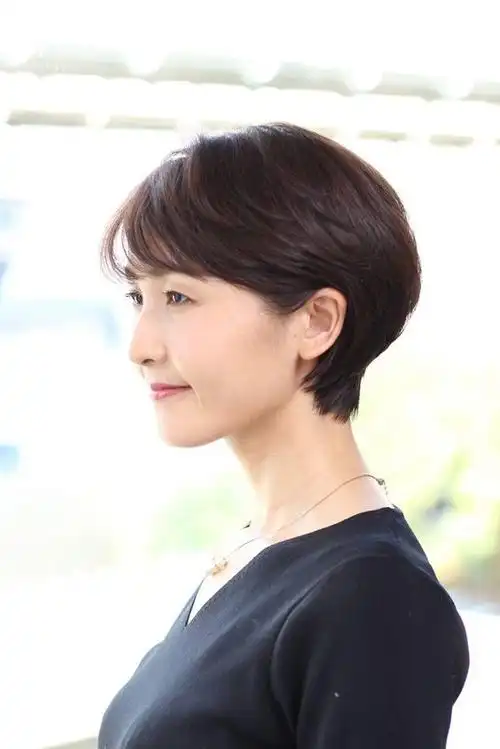 女人过了50岁,想换发型试试这几种,就算头发花白也很美