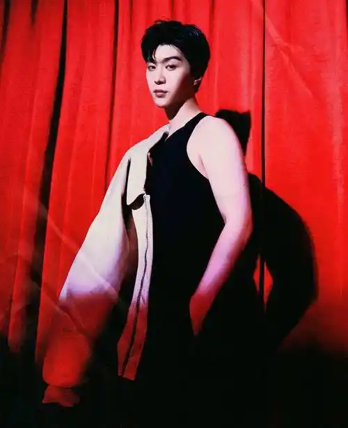 范丞丞发布暗红主题品牌宣传写真秀肌肉荷尔蒙满满