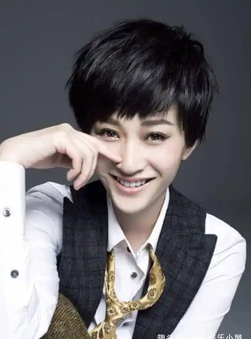 李小冉度假近照罕曝光,镜头下皮肤白到似婴儿,腰上一圈肉太真实_工作