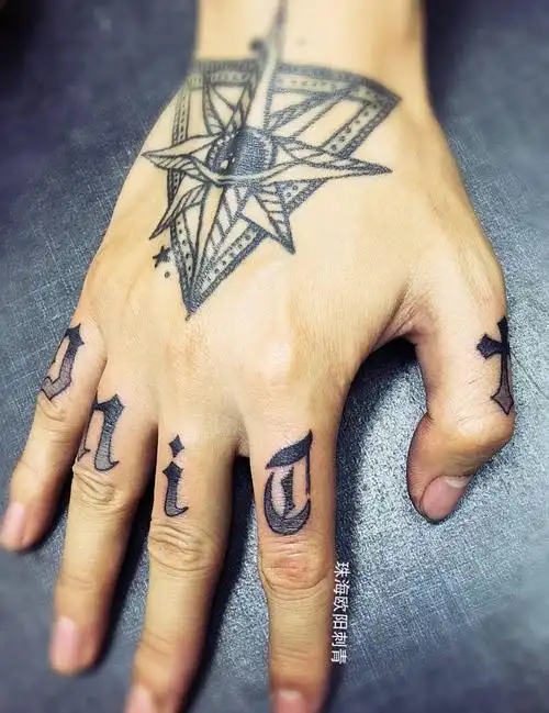 手指字体纹身图片
