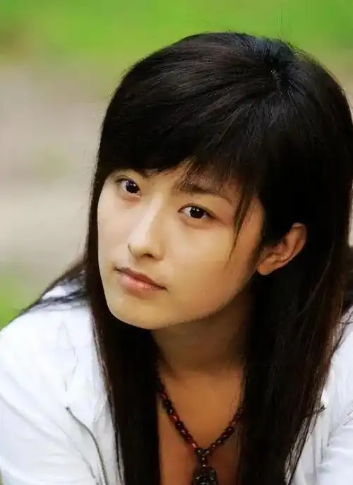 回顾她是演员也是歌手,被富养长大,因为父亲的一句话至今未婚