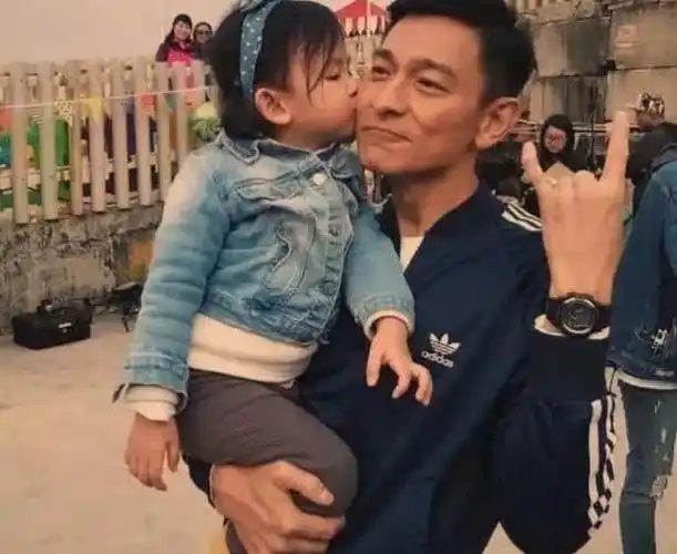 但做了一个女儿的爸爸之后,刘德华的性格仿佛是柔软了许多