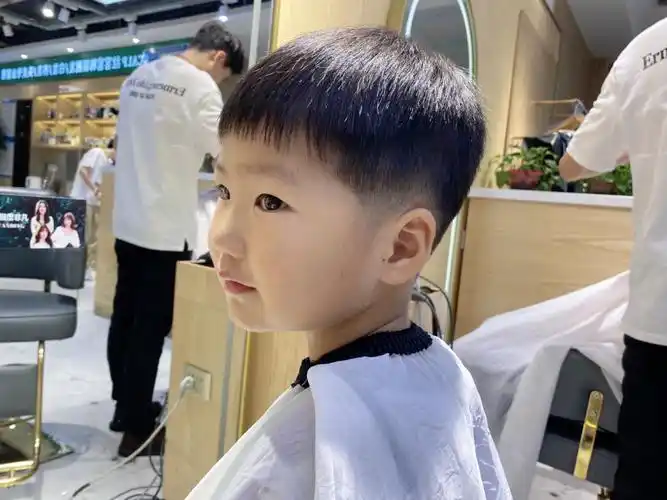 男生发型晚上带孩子去万达绿洲理发店剪了个头发孩子还点名要个闪电