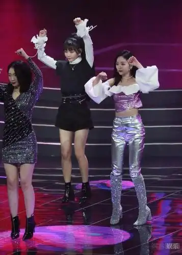 火箭少女101集体现身 吴宣仪秀香肩性感热舞
