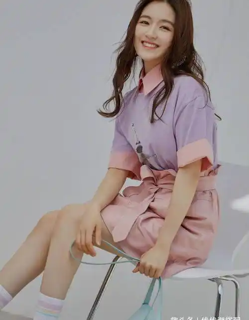 李兰迪解锁夏天新穿法短袖里穿短袖美到冒泡露齿笑太迷人