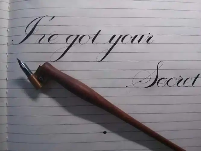 外国人手写的英文都非常幼稚,很少有连笔等等.