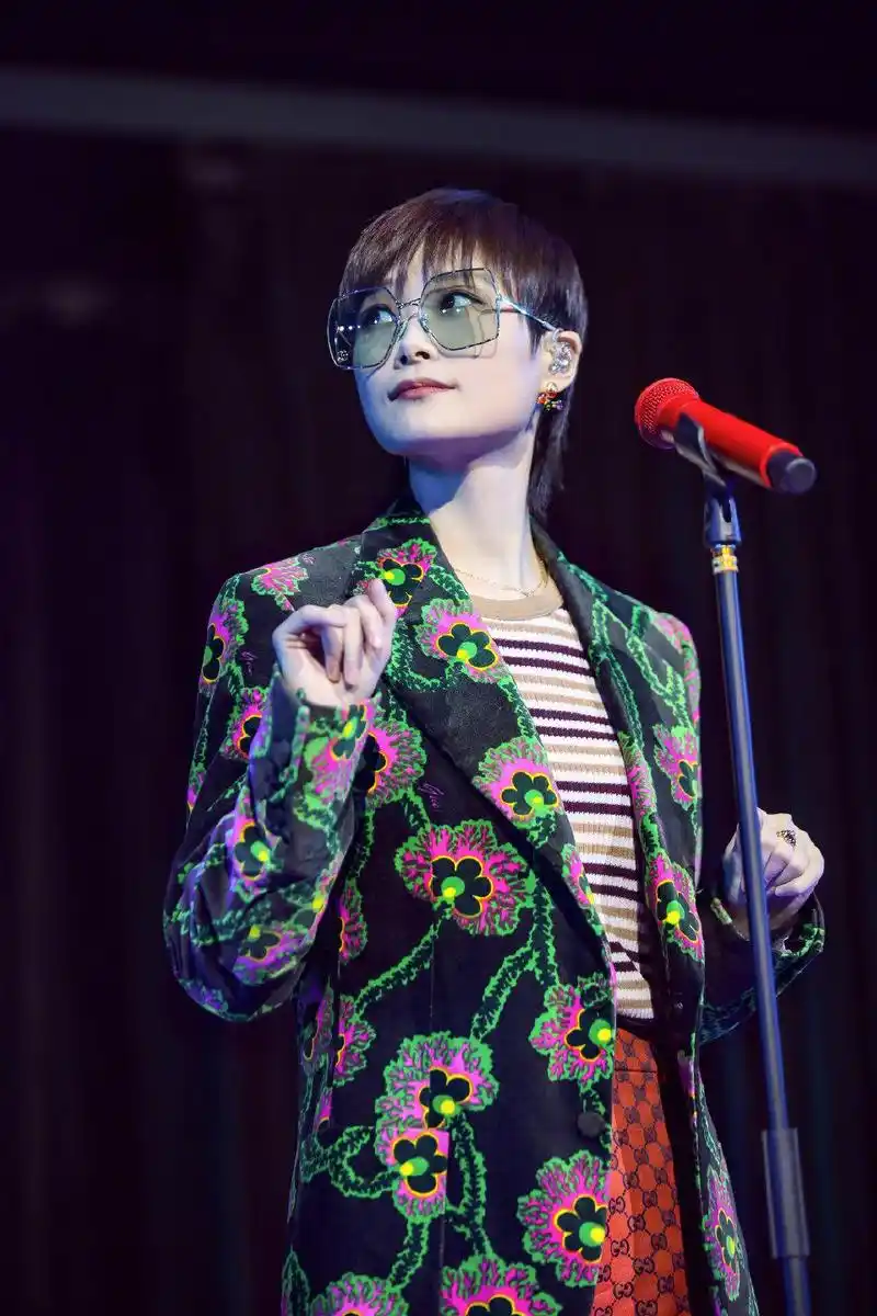 揭秘李宇春的热门爆火之路 李宇春以独特的形象和出众的创作能力在