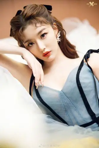 孔雪儿身穿gracekelly 卜柯文联名系列礼裙aurora 欧若拉>出席.