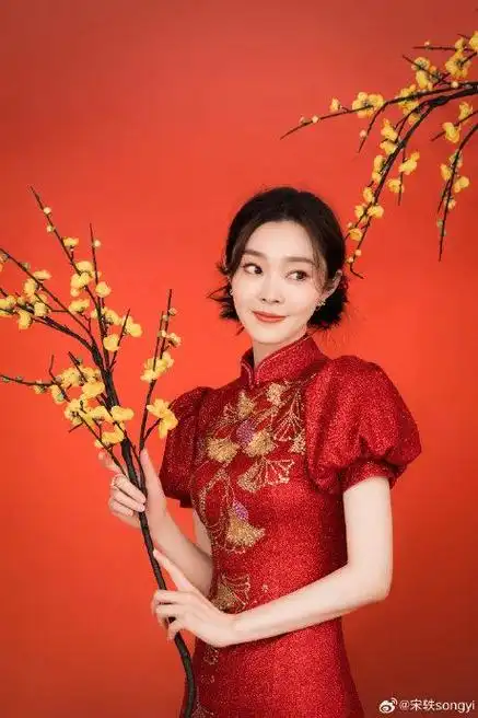 宋轶 国风红旗袍造型 完全就是年画娃娃吧~真的狠狠爱住了啊~……|红