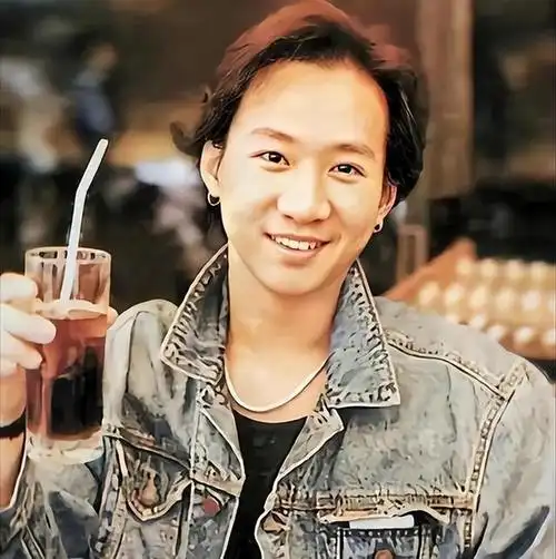 黄家驹墓碑被砸后续,犯事人未成年,曾有猥亵前科,墓碑已被盖住