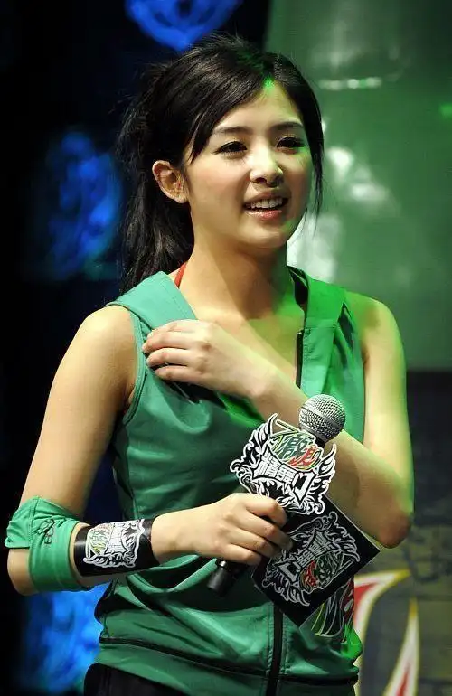 成为当年歌手的排行冠军,可以说此时的张含韵是妥妥的出道即巅峰,次年