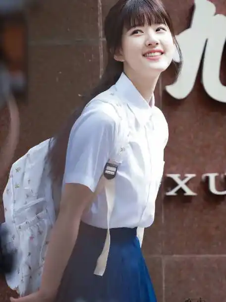 赵露思桑稚校服造型花絮照